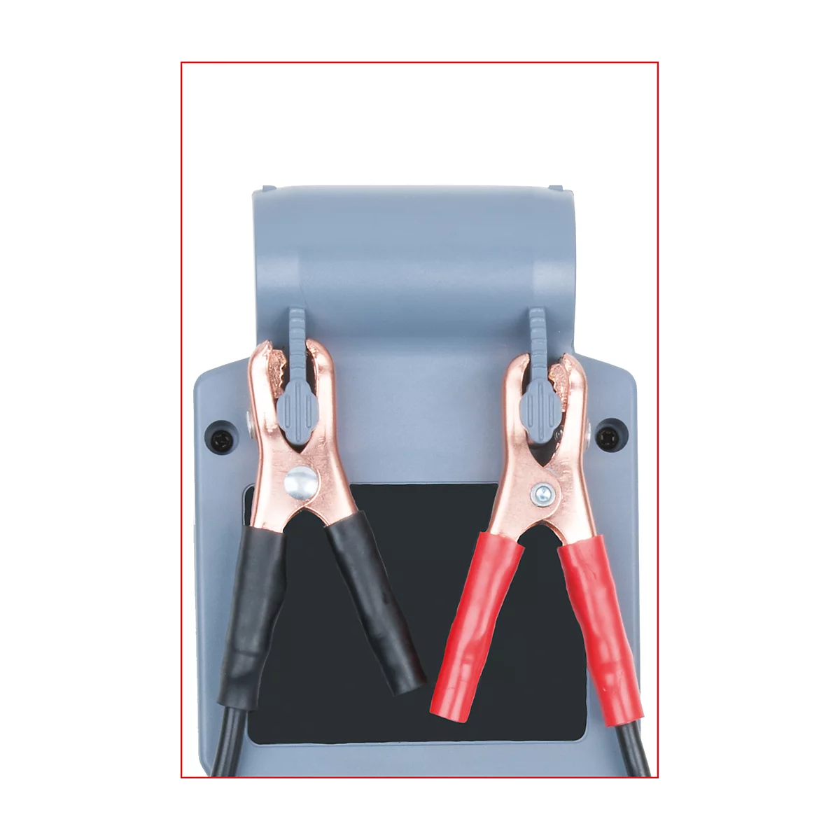 Nahaufnahme von Überbrückungsklemmen mit roter und schwarzer Isolierung.